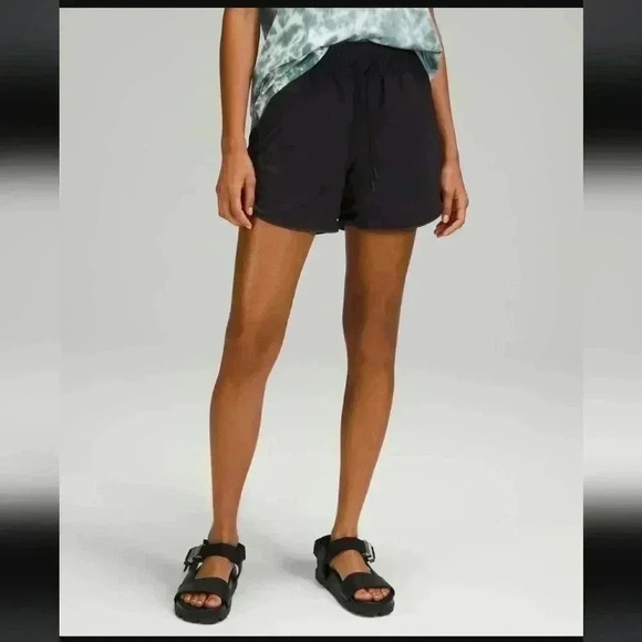 Lululemon Choose a Side Reversible Super-High Rise Short 4" Black / Graphite - Picture 1 of 8